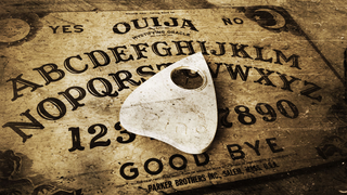 La historia del juicio por asesinato que se repitió porque el jurado usó una ouija para contactar con la víctima<em></em>